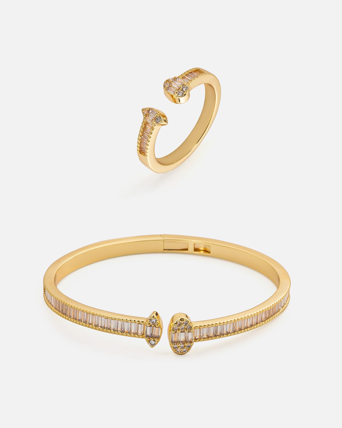  طقم نسائي جذاب بلون ذهبي